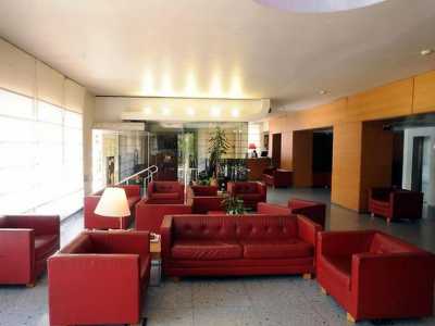 Ci ritroviamo subito nella hall, un grande ambiente che, occupato fino a poche settimane fa da poltroncine, divanetti rossi e dalla zona bar...